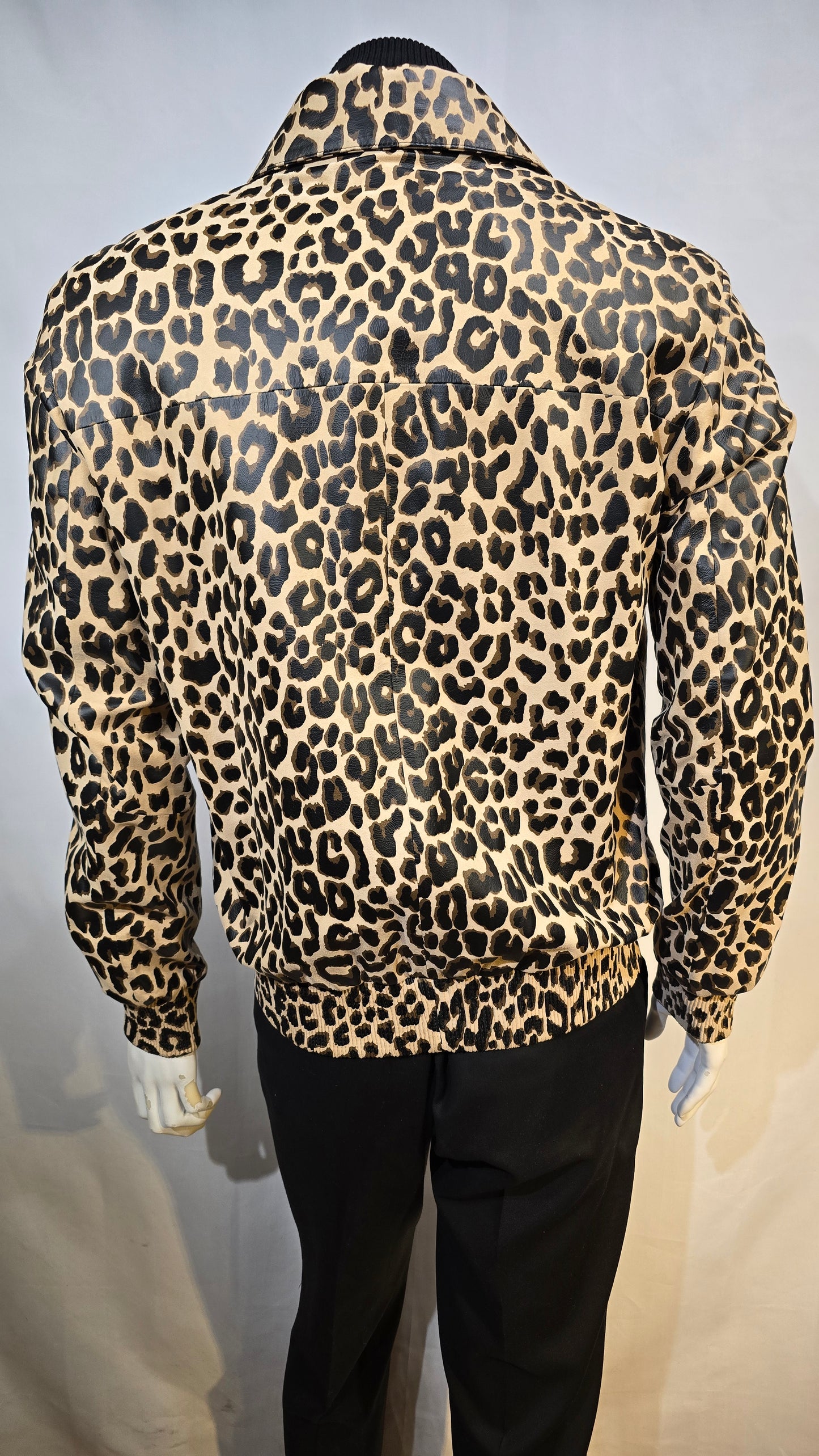 High Fashion leopard print leather jacket with a removable collar and zip pockets. Quality in the details.