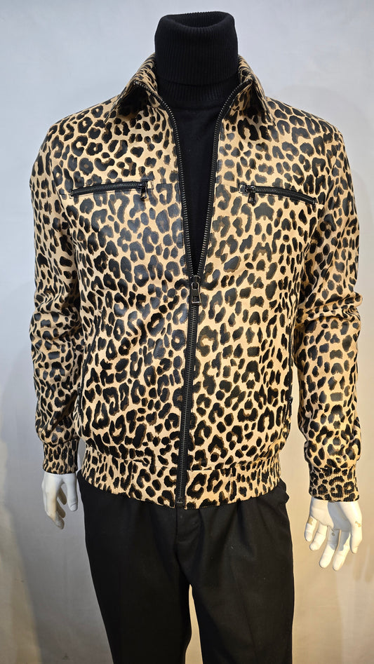 High Fashion leopard print leather jacket with a removable collar and zip pockets. Quality in the details.